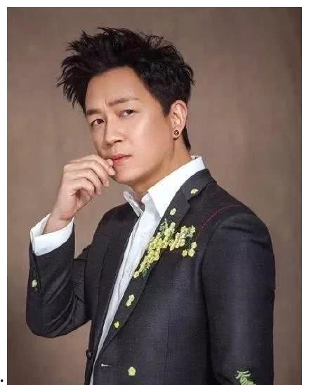 潘粤明爆料博客最新一期,揭秘娱乐圈不为人知的幕后故事  第2张 潘粤明爆料博客最新一期,揭秘娱乐圈不为人知的幕后故事  第2张