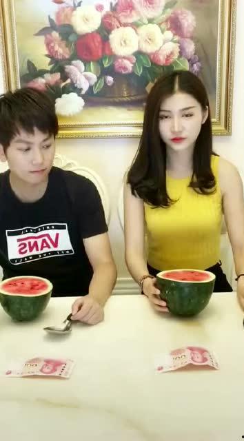 网红跟她老公吃瓜,甜蜜瞬间引网友热议  第2张 网红跟她老公吃瓜,甜蜜瞬间引网友热议  第2张
