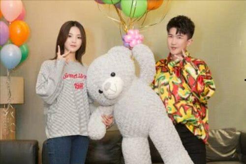 娱乐圈吃瓜拼图,吃瓜群众眼中的明星幕后故事 第2张 娱乐圈吃瓜拼图,吃瓜群众眼中的明星幕后故事 第2张